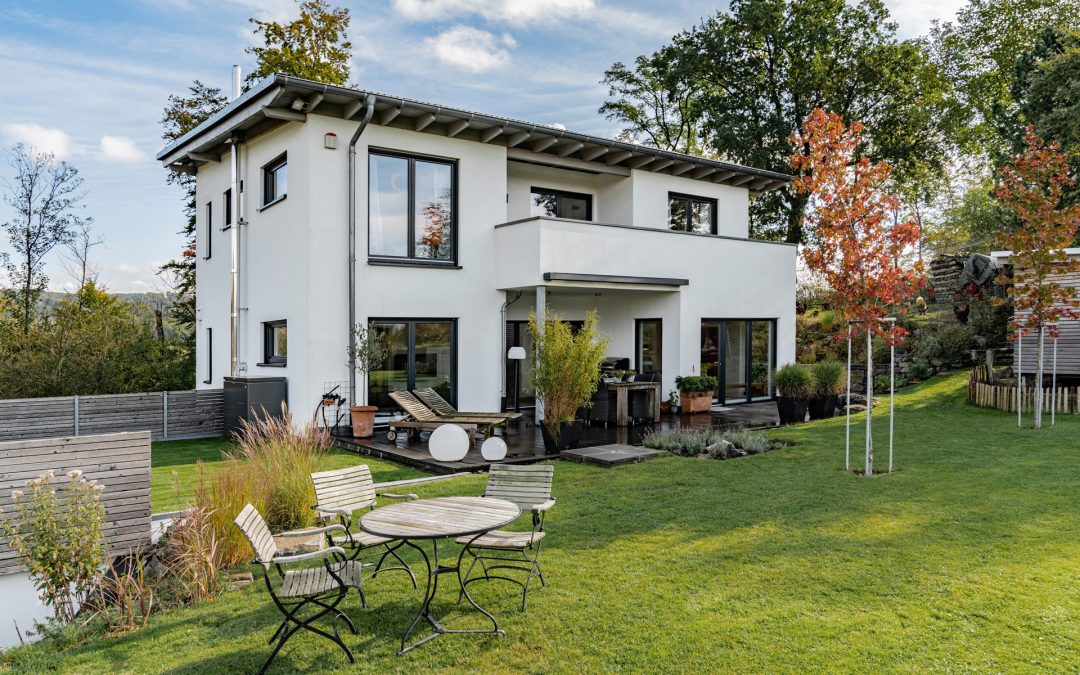 Bauhaus Stil: Fassadenmix Holz und Beton.