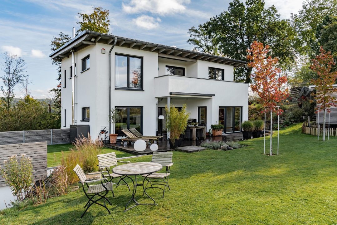 Bauhaus Stil: Fassadenmix Holz und Beton.