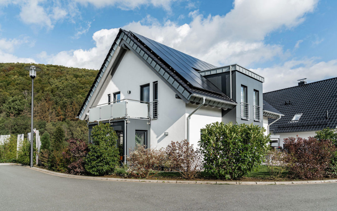 Einfamilienhaus: Mit Solaranlage und Carport.