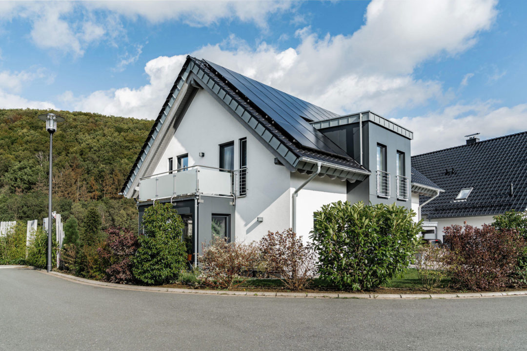 Einfamilienhaus: Mit Solaranlage und Carport.